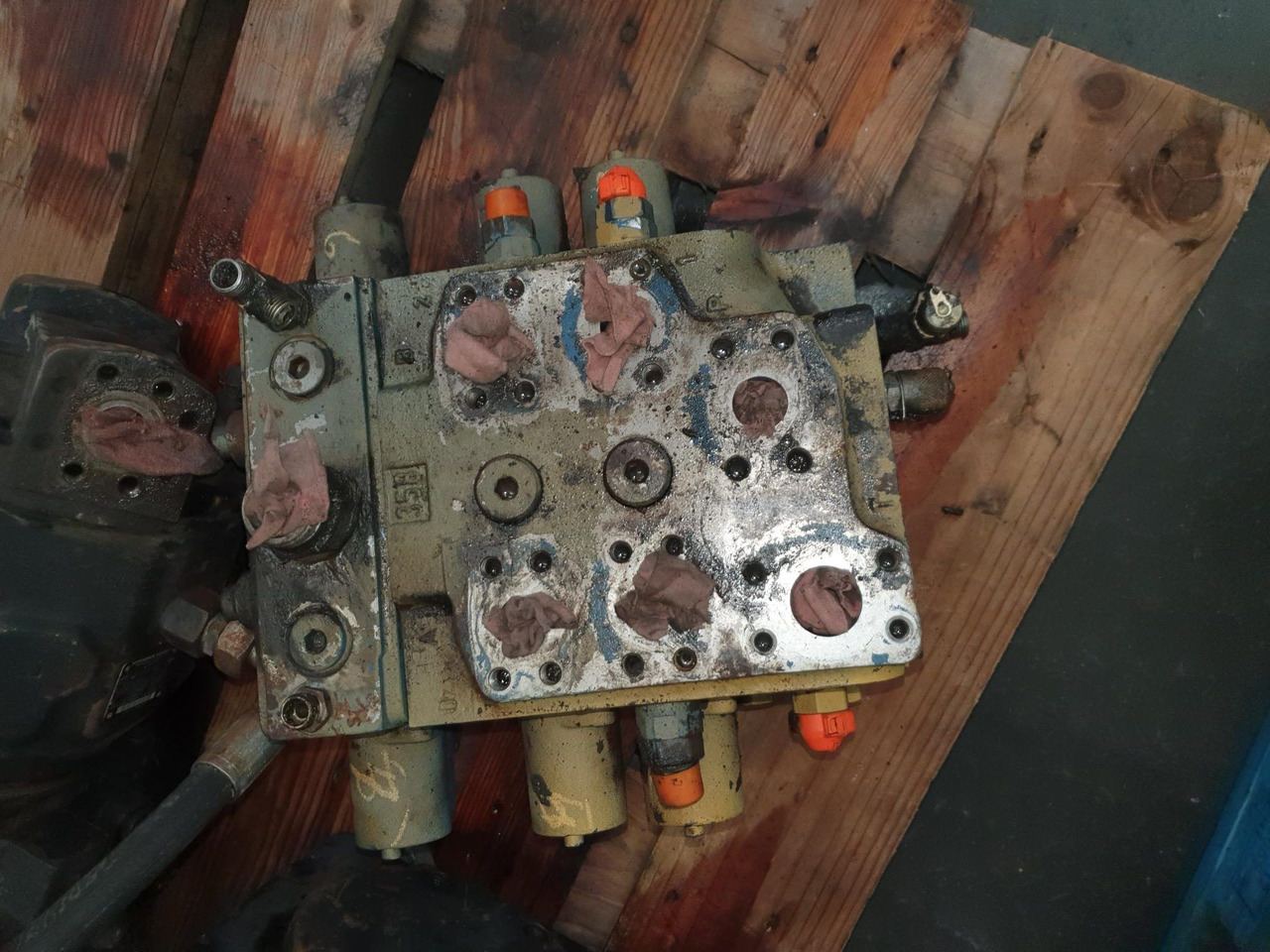 Distribuidor para Liebherr L564. M7305-02/3M7-22 - قطع الغيار - اللودر بعجل: صور 1 Distribuidor para Liebherr L564. M7305-02/3M7-22 - قطع الغيار - اللودر بعجل: صور 1