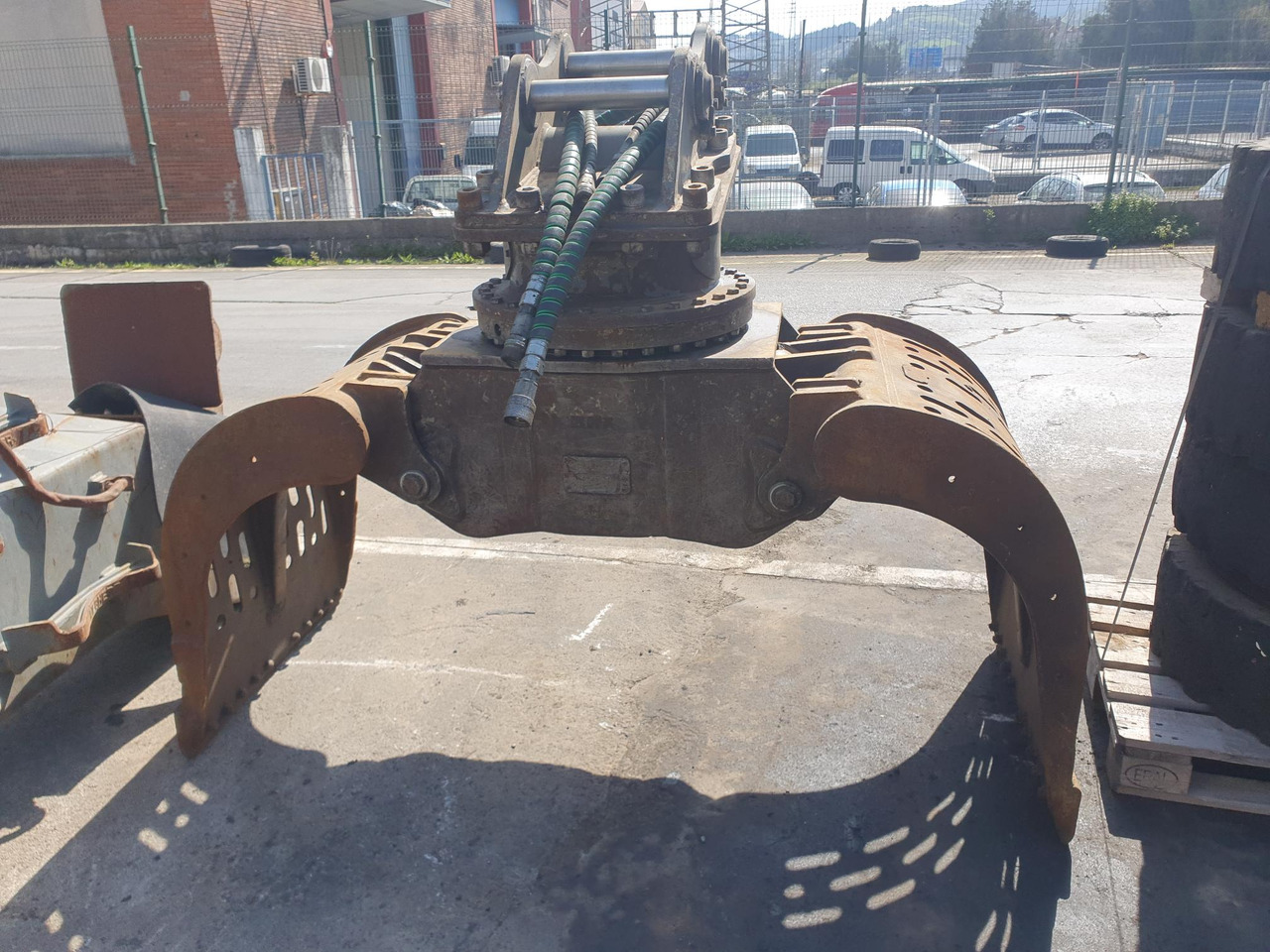 PINZA ESCOLLERA LIEBHERR - مخلبي - آلات البناء: صور 1 PINZA ESCOLLERA LIEBHERR - مخلبي - آلات البناء: صور 1