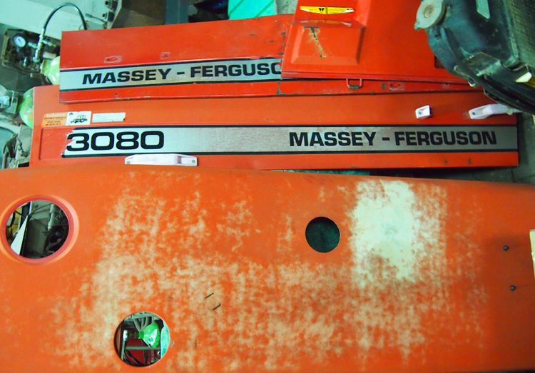 Części do Ciągnika Massey Ferguson MF 3000 Maska, osłona silnika MF 3000 - المحرك و قطع الغيار - الآلات والماكينات الزراعية: صور 2 Części do Ciągnika Massey Ferguson MF 3000 Maska, osłona silnika MF 3000 - المحرك و قطع الغيار - الآلات والماكينات الزراعية: صور 2
