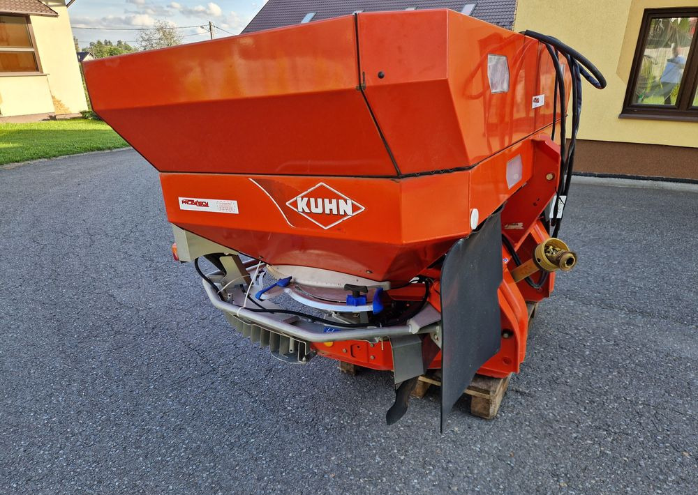 Rozsiewacz nawozów Kuhn AXIS 30,1 2008 Rozsiewacz KUHN RAUCH - آلة رش الأسمدة: صور 4 Rozsiewacz nawozów Kuhn AXIS 30,1 2008 Rozsiewacz KUHN RAUCH - آلة رش الأسمدة: صور 4
