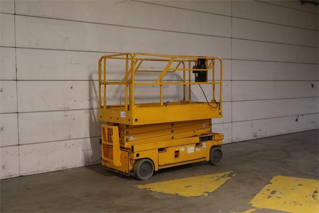Haulotte Compact 10 - رافعات مقصية: صور 3 Haulotte Compact 10 - رافعات مقصية: صور 3