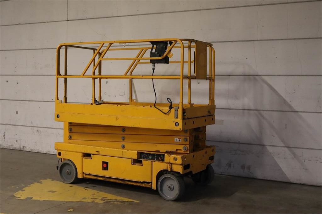 Haulotte Compact 10 - رافعات مقصية: صور 2 Haulotte Compact 10 - رافعات مقصية: صور 2