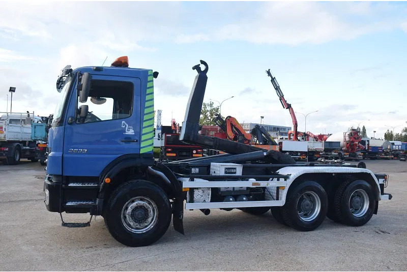 Mercedes-Benz Axor 2633 - شاحنة ذات الخطاف: صور 3 Mercedes-Benz Axor 2633 - شاحنة ذات الخطاف: صور 3