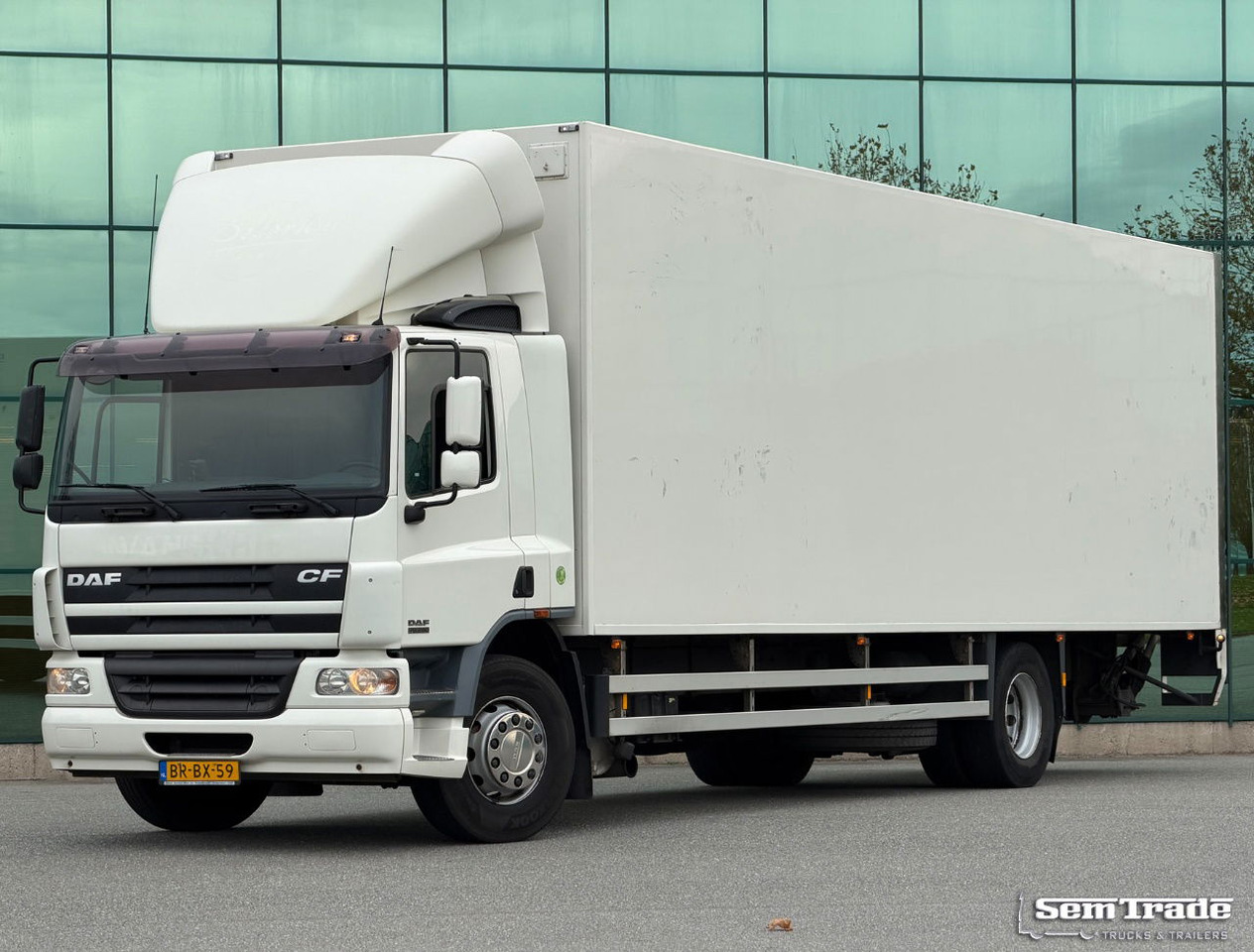 DAF CF 75.250 Euro 3 Manual Gearbox VAN Beurden Isolated BOX Tail Lift Super Condition NL-Truck - بصندوق مغلق شاحنة: صور 1 DAF CF 75.250 Euro 3 Manual Gearbox VAN Beurden Isolated BOX Tail Lift Super Condition NL-Truck - بصندوق مغلق شاحنة: صور 1