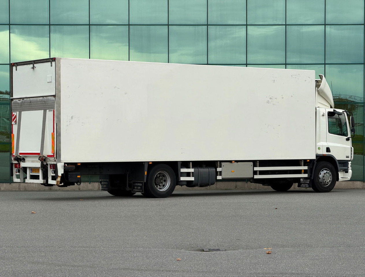 DAF CF 75.250 Euro 3 Manual Gearbox VAN Beurden Isolated BOX Tail Lift Super Condition NL-Truck - بصندوق مغلق شاحنة: صور 4 DAF CF 75.250 Euro 3 Manual Gearbox VAN Beurden Isolated BOX Tail Lift Super Condition NL-Truck - بصندوق مغلق شاحنة: صور 4