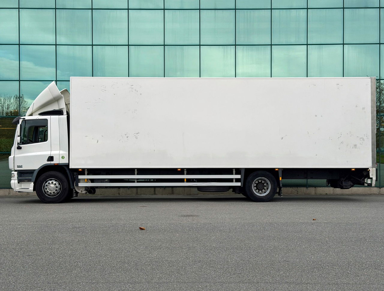 DAF CF 75.250 Euro 3 Manual Gearbox VAN Beurden Isolated BOX Tail Lift Super Condition NL-Truck - بصندوق مغلق شاحنة: صور 2 DAF CF 75.250 Euro 3 Manual Gearbox VAN Beurden Isolated BOX Tail Lift Super Condition NL-Truck - بصندوق مغلق شاحنة: صور 2