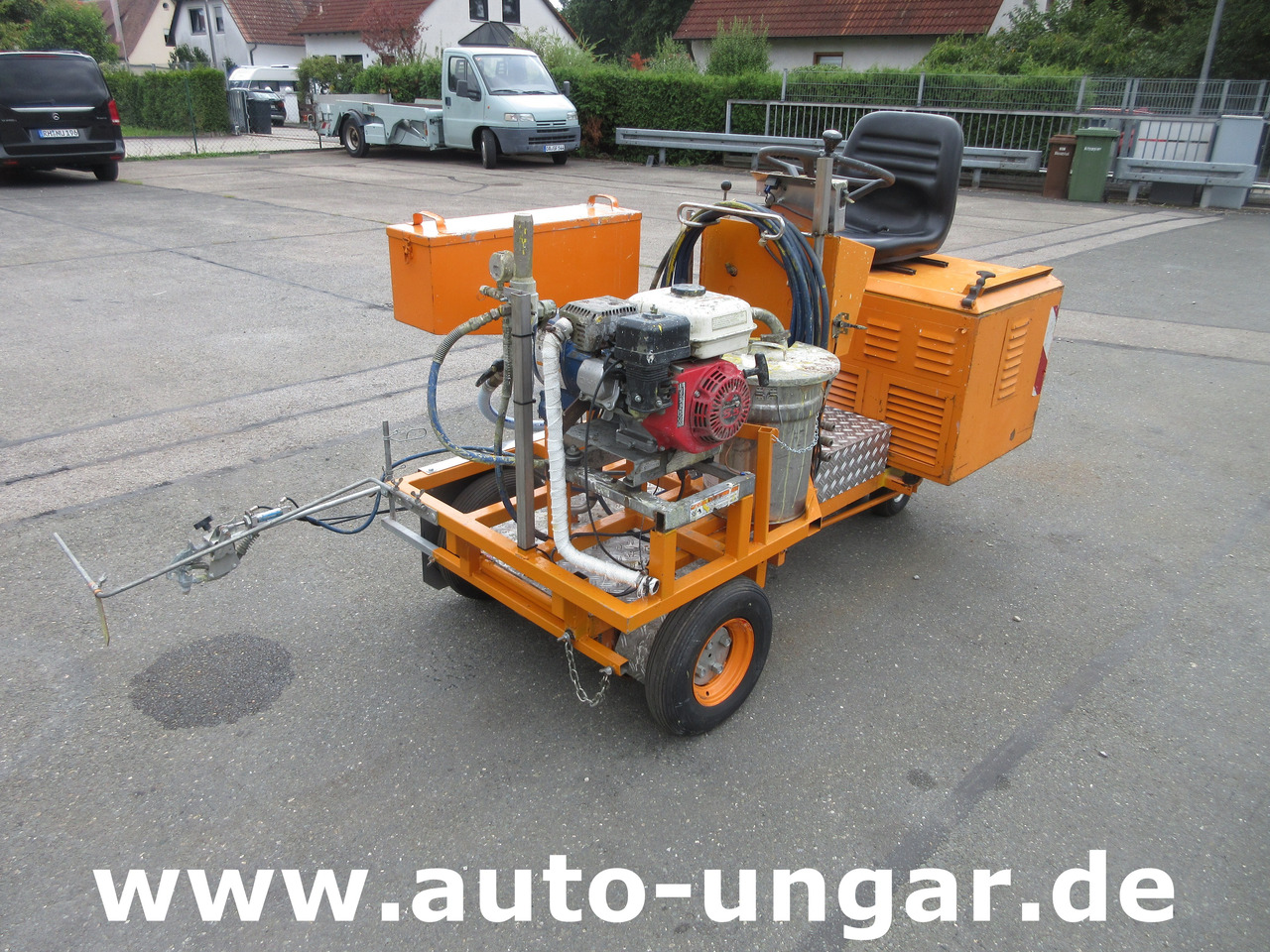 Graco LineLazer II 5900 auf Zindel VarioZet Linedriver Perlstreuer + Airless-Farb-Spritze Hofmann - آلة أسفلت: صور 2 Graco LineLazer II 5900 auf Zindel VarioZet Linedriver Perlstreuer + Airless-Farb-Spritze Hofmann - آلة أسفلت: صور 2