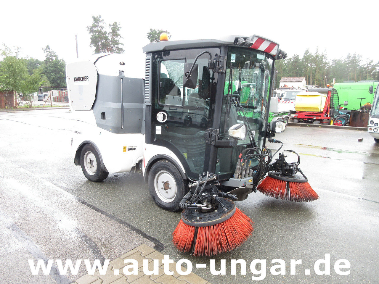 KÄRCHER MC130 Advanced Kehrmaschine Geräteträger 4x4 Kommunalfahrzeug MIC 130 Professional - سياره كنس شوارع: صور 1 KÄRCHER MC130 Advanced Kehrmaschine Geräteträger 4x4 Kommunalfahrzeug MIC 130 Professional - سياره كنس شوارع: صور 1