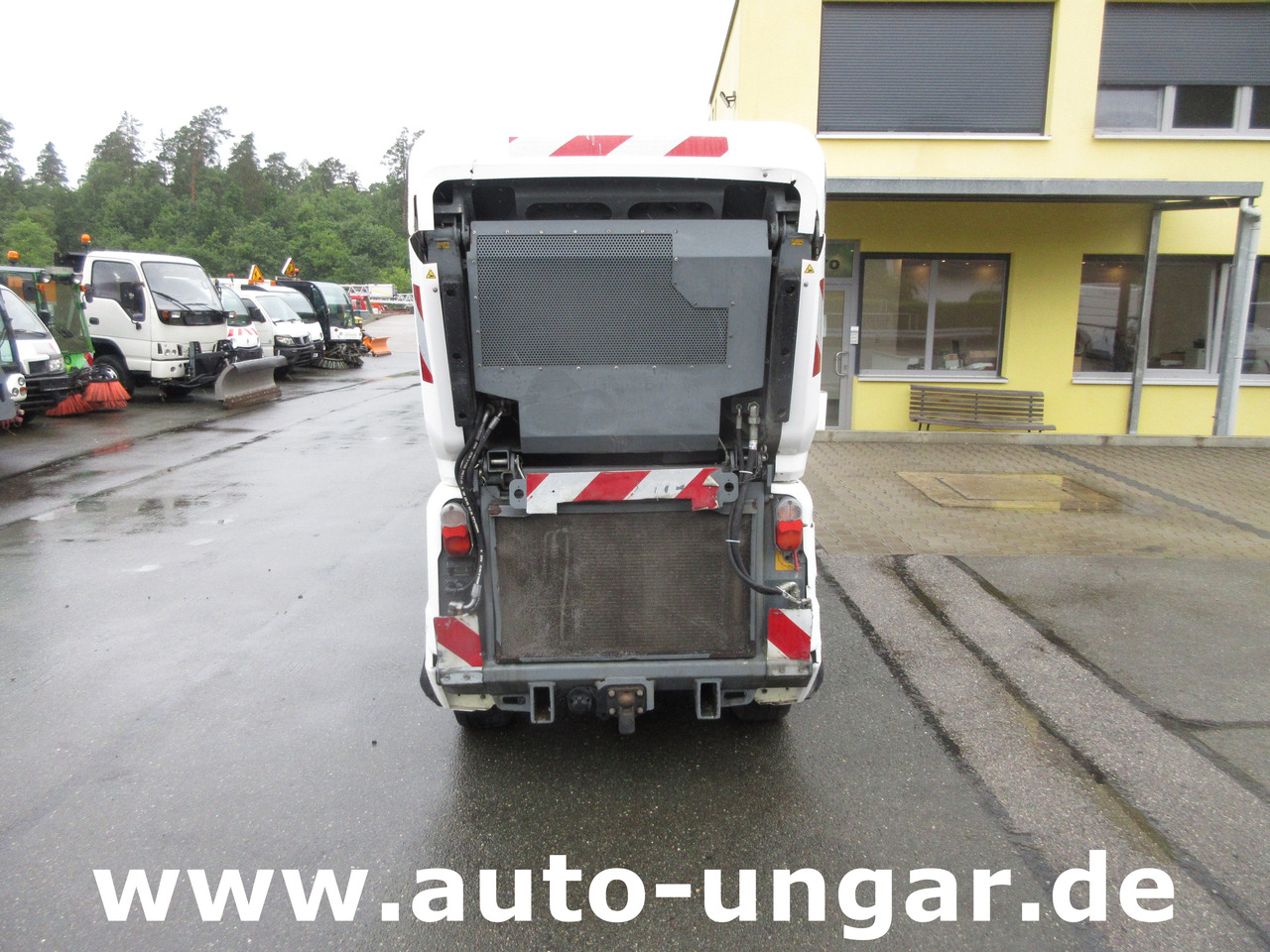 KÄRCHER MC130 Advanced Kehrmaschine Geräteträger 4x4 Kommunalfahrzeug MIC 130 Professional - سياره كنس شوارع: صور 5 KÄRCHER MC130 Advanced Kehrmaschine Geräteträger 4x4 Kommunalfahrzeug MIC 130 Professional - سياره كنس شوارع: صور 5