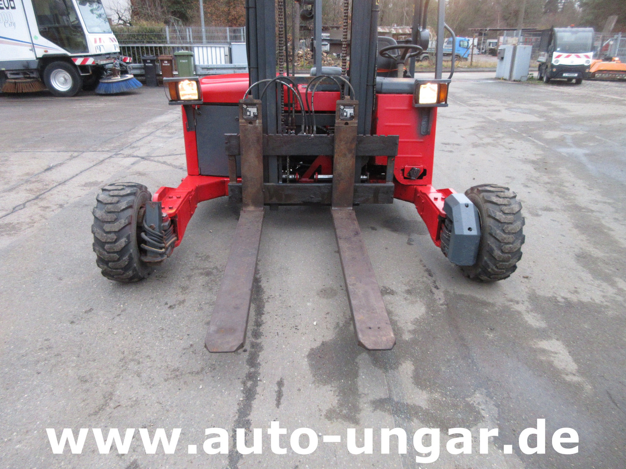 MOFFETT M4 M25.4 4-Wege Mitnahmestapler Allrad Gabelstapler Hiab - رافعة شوكية مثبتة على شاحنة: صور 3 MOFFETT M4 M25.4 4-Wege Mitnahmestapler Allrad Gabelstapler Hiab - رافعة شوكية مثبتة على شاحنة: صور 3