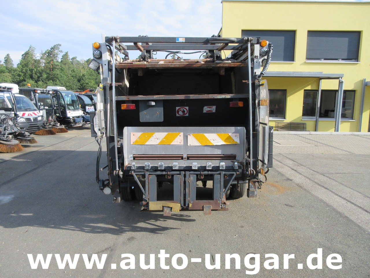 Nissan Cabstar 35.14 Mecagil Lebon Müllwagen BOM Garbage Truck 3.500kg - شاحنة القمامة: صور 5 Nissan Cabstar 35.14 Mecagil Lebon Müllwagen BOM Garbage Truck 3.500kg - شاحنة القمامة: صور 5