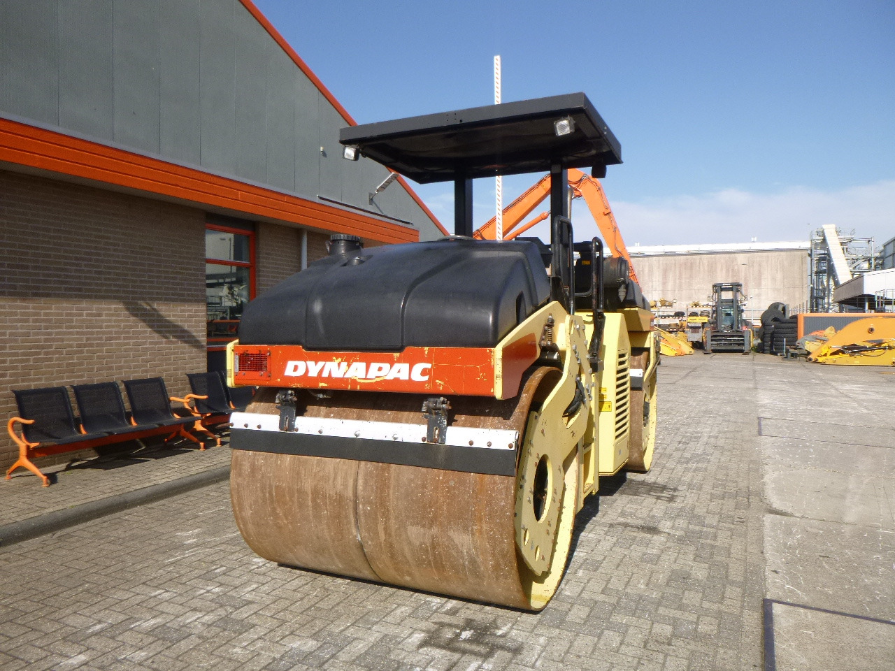 DYNAPAC CC432V - مدحلة الأسفلت: صور 4 DYNAPAC CC432V - مدحلة الأسفلت: صور 4