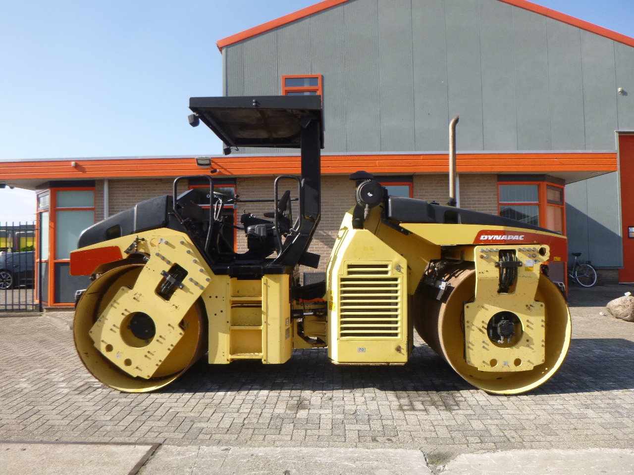 DYNAPAC CC432V - مدحلة الأسفلت: صور 1 DYNAPAC CC432V - مدحلة الأسفلت: صور 1