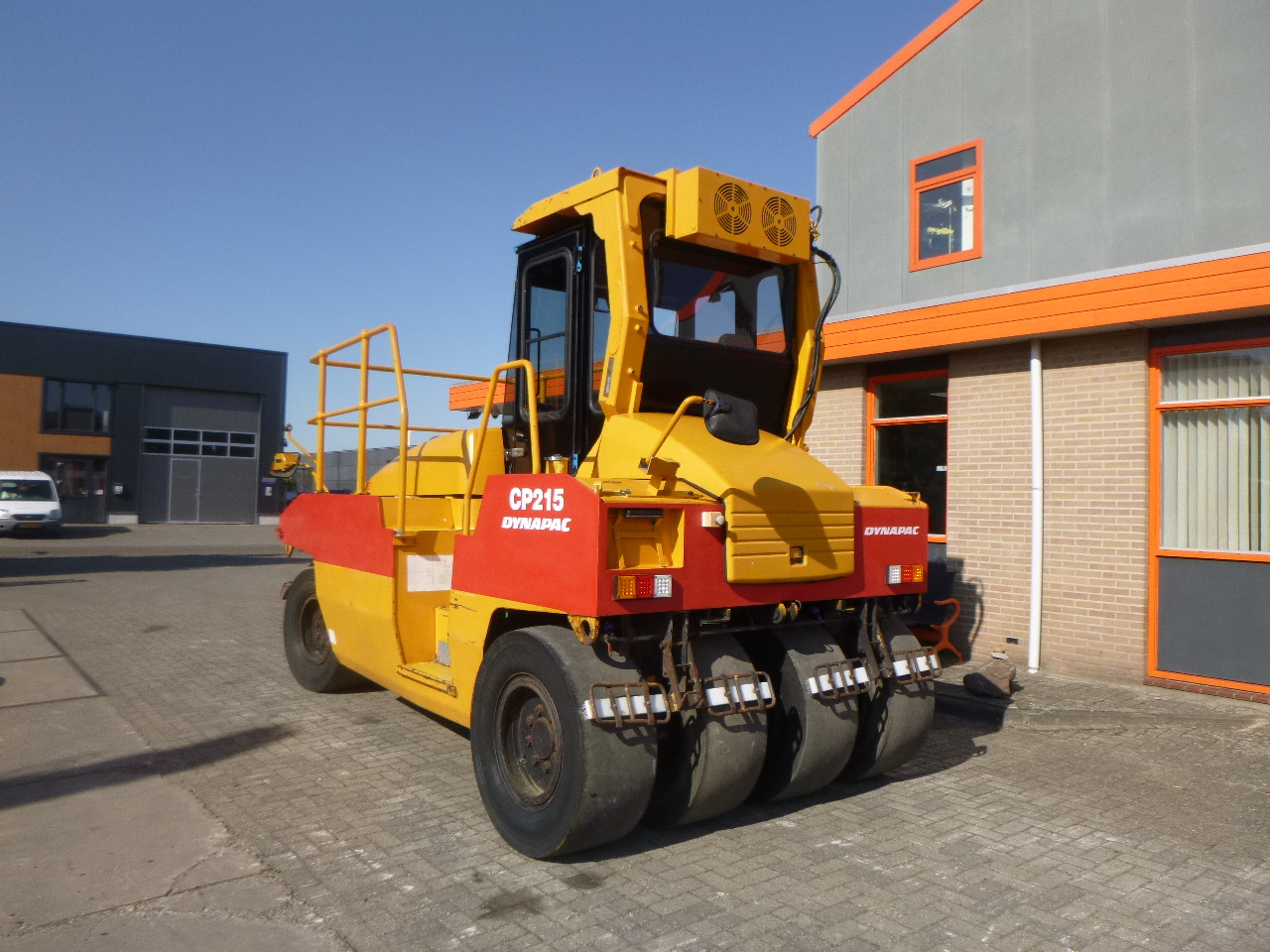 DYNAPAC CP215(HITACHI) - مداحل الإطارات الهوائية: صور 2 DYNAPAC CP215(HITACHI) - مداحل الإطارات الهوائية: صور 2