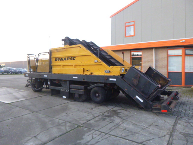 DYNAPAC HR21 Chip Spreader - آلة أسفلت: صور 2 DYNAPAC HR21 Chip Spreader - آلة أسفلت: صور 2