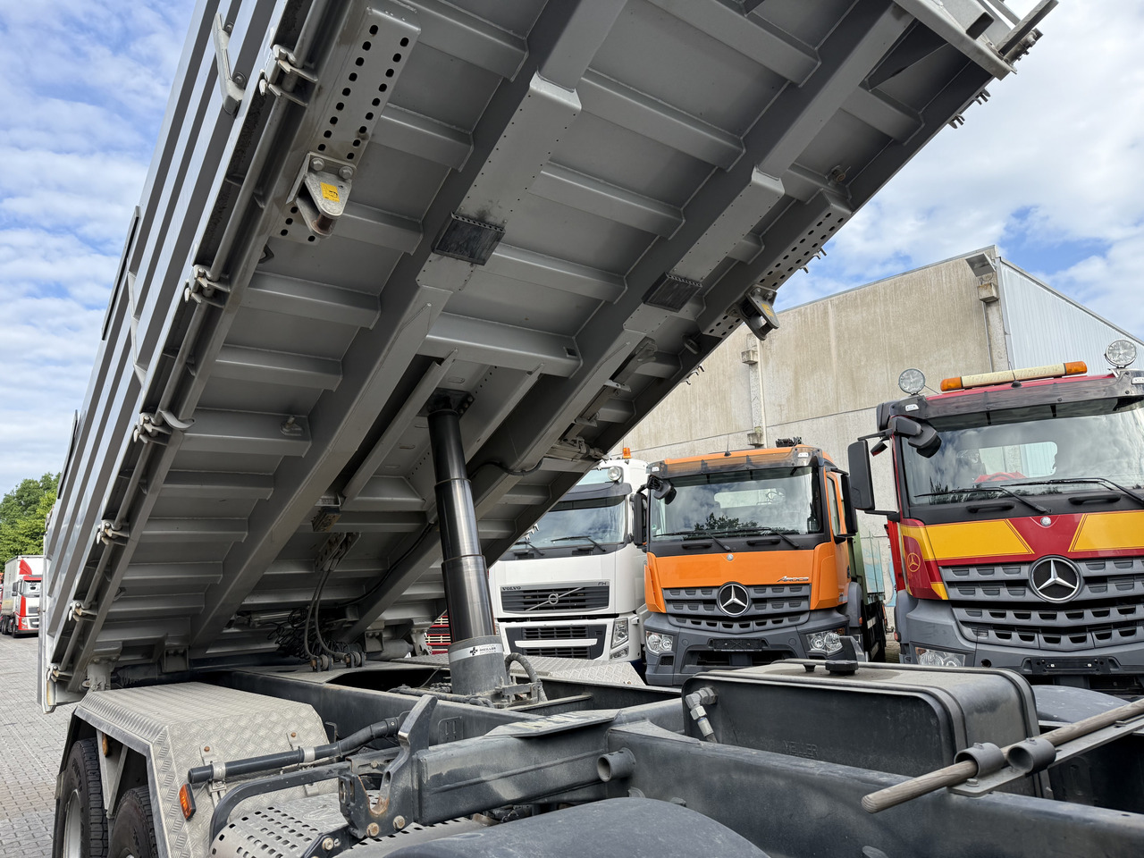 Iveco T-Way 510 / AT410T51 8X4 Meiller - قلابات: صور 3 Iveco T-Way 510 / AT410T51 8X4 Meiller - قلابات: صور 3