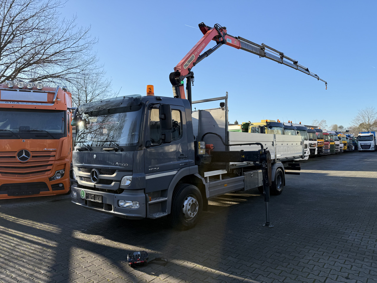 Mercedes-Benz Atego 1524 Palfinger 12002 bis 19 Meter - شاحنات مسطحة, شاحنة كرين: صور 1 Mercedes-Benz Atego 1524 Palfinger 12002 bis 19 Meter - شاحنات مسطحة, شاحنة كرين: صور 1