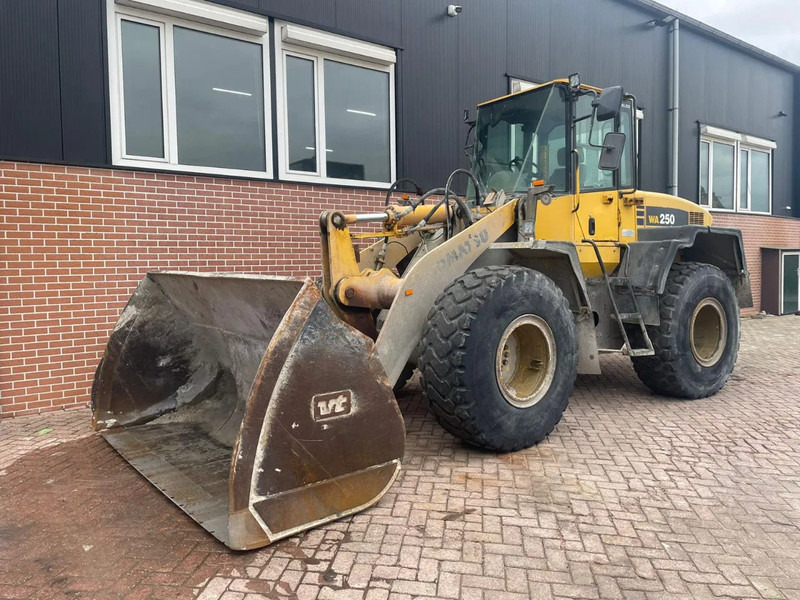 Komatsu WA250-5 - اللودر بعجل: صور 1 Komatsu WA250-5 - اللودر بعجل: صور 1