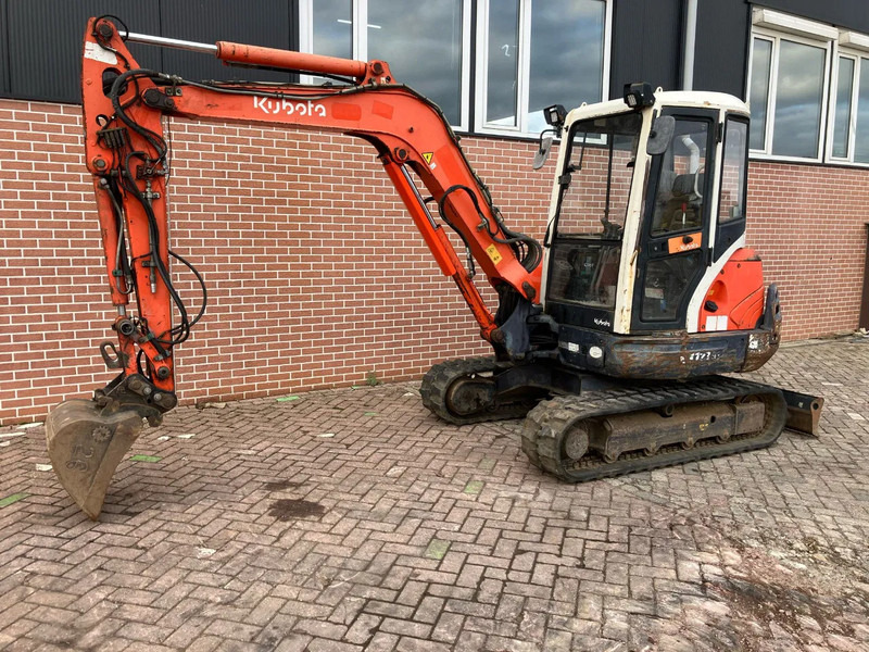 Kubota KX121-3a - حفارة مصغرة: صور 1 Kubota KX121-3a - حفارة مصغرة: صور 1
