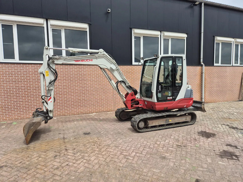 Takeuchi TB250 - حفارة مصغرة: صور 1 Takeuchi TB250 - حفارة مصغرة: صور 1
