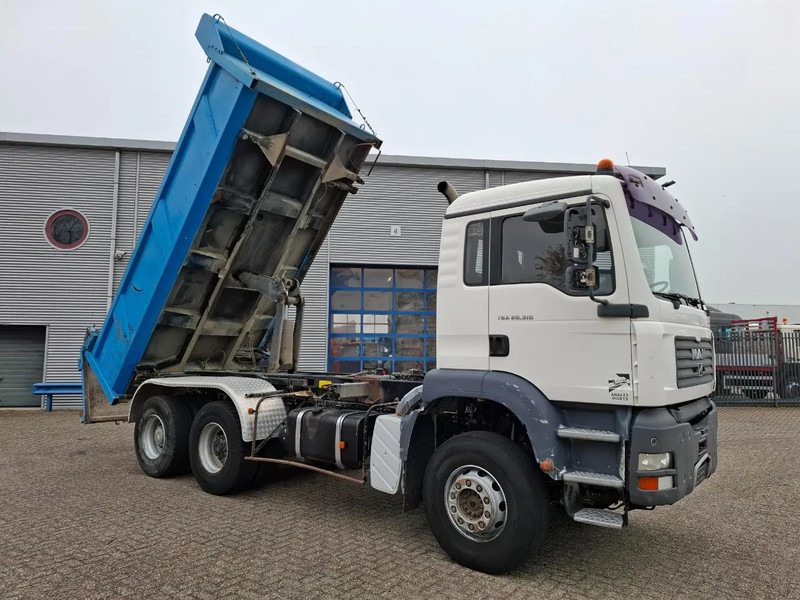 MAN TGA 26.310 / 6X4 / 2XBIG AXLE / 2SIDE TIPPER / ONLY:545423 KM / TUV:06-05-2026 / FULL-STEEL / AIRCO / MANUAL / EURO-4 / 2005 - قلابات: صور 5 MAN TGA 26.310 / 6X4 / 2XBIG AXLE / 2SIDE TIPPER / ONLY:545423 KM / TUV:06-05-2026 / FULL-STEEL / AIRCO / MANUAL / EURO-4 / 2005 - قلابات: صور 5