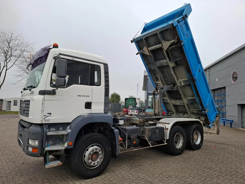 MAN TGA 26.310 / 6X4 / 2XBIG AXLE / 2SIDE TIPPER / ONLY:545423 KM / TUV:06-05-2026 / FULL-STEEL / AIRCO / MANUAL / EURO-4 / 2005 - قلابات: صور 1 MAN TGA 26.310 / 6X4 / 2XBIG AXLE / 2SIDE TIPPER / ONLY:545423 KM / TUV:06-05-2026 / FULL-STEEL / AIRCO / MANUAL / EURO-4 / 2005 - قلابات: صور 1
