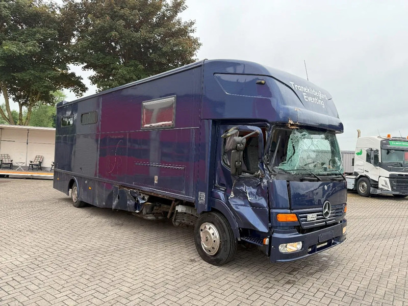 Mercedes-Benz Atego 1223 / ENGINE RUNNING / ONLY:159450 KM / HORSETRUCK / HEATED BOX / WATERTANK / LIVING ROOM / EURO-2 / MANUAL / 1998 - شاحنة نقل خيل: صور 2 Mercedes-Benz Atego 1223 / ENGINE RUNNING / ONLY:159450 KM / HORSETRUCK / HEATED BOX / WATERTANK / LIVING ROOM / EURO-2 / MANUAL / 1998 - شاحنة نقل خيل: صور 2