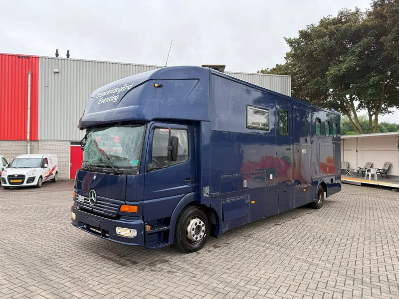Mercedes-Benz Atego 1223 / ENGINE RUNNING / ONLY:159450 KM / HORSETRUCK / HEATED BOX / WATERTANK / LIVING ROOM / EURO-2 / MANUAL / 1998 - شاحنة نقل خيل: صور 1 Mercedes-Benz Atego 1223 / ENGINE RUNNING / ONLY:159450 KM / HORSETRUCK / HEATED BOX / WATERTANK / LIVING ROOM / EURO-2 / MANUAL / 1998 - شاحنة نقل خيل: صور 1