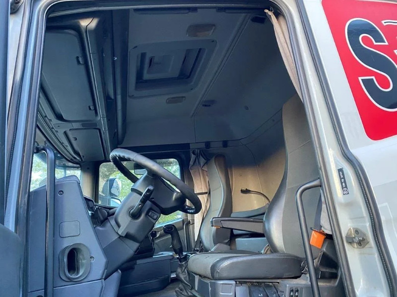 Interior photo 1: تأجير Scania G420 / ADR / HYDRAULICS / MANUAL / EURO-5 / 2011 Scania G420 / ADR / HYDRAULICS / MANUAL / EURO-5 / 2011