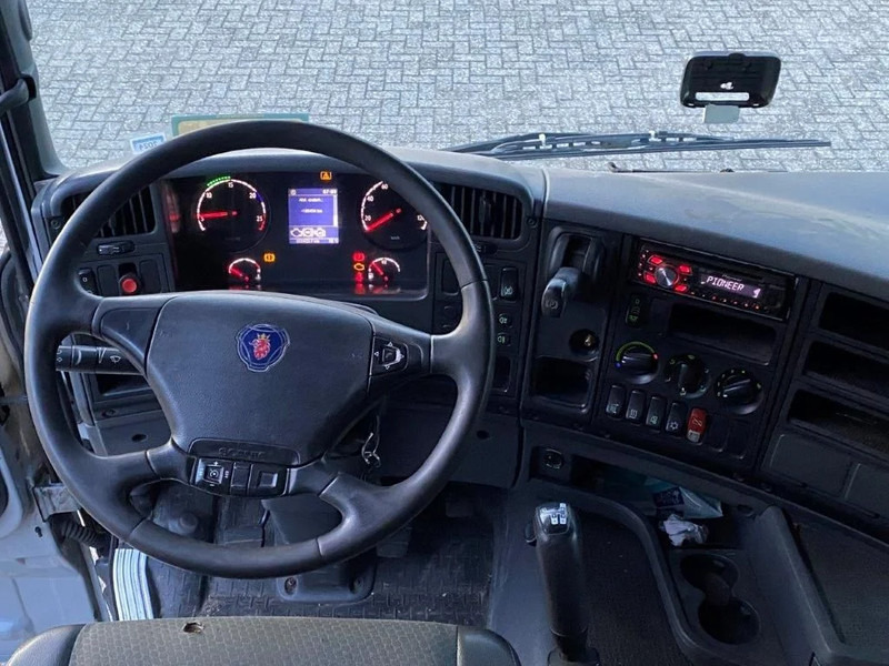 Interior photo 2: تأجير Scania G420 / ADR / HYDRAULICS / MANUAL / EURO-5 / 2011 Scania G420 / ADR / HYDRAULICS / MANUAL / EURO-5 / 2011
