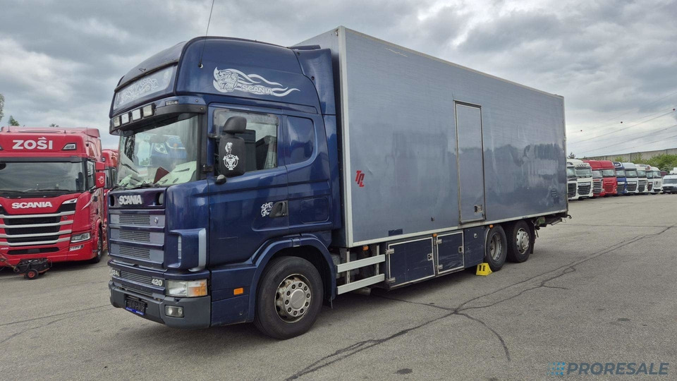 SCANIA R124 LB 6X2 EURO 3 - skříňový + hydraulické čelo - بصندوق مغلق شاحنة: صور 2 SCANIA R124 LB 6X2 EURO 3 - skříňový + hydraulické čelo - بصندوق مغلق شاحنة: صور 2