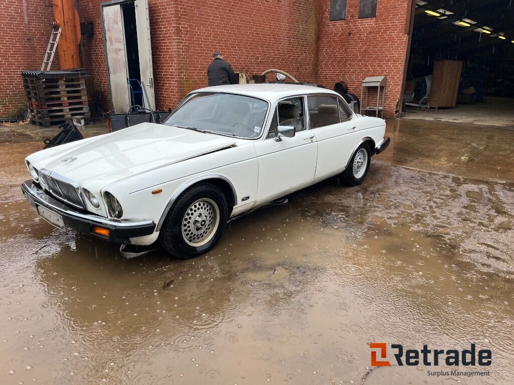 Bil Jaguar XJ 6 4,2 Oldtimer - سيارة: صور 1 Bil Jaguar XJ 6 4,2 Oldtimer - سيارة: صور 1