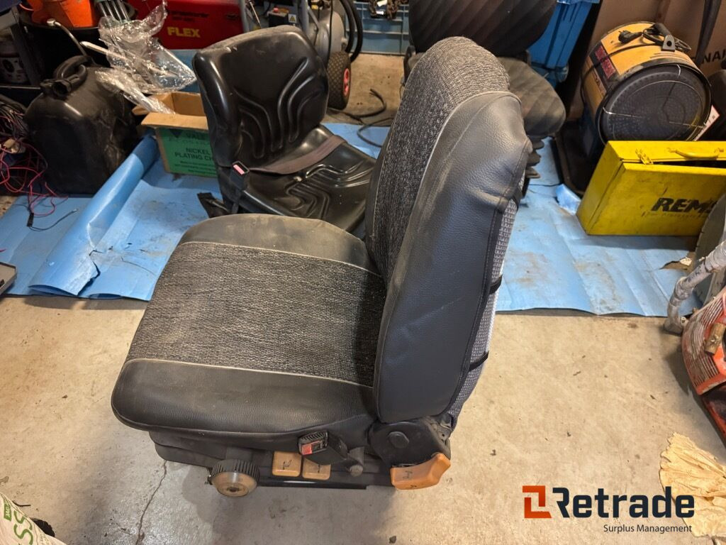 Förarstolar Grammer och Isri 3 stycken - معدات البناء: صور 5 Förarstolar Grammer och Isri 3 stycken - معدات البناء: صور 5