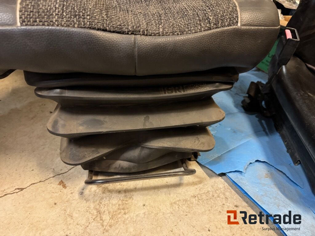 Förarstolar Grammer och Isri 3 stycken - معدات البناء: صور 3 Förarstolar Grammer och Isri 3 stycken - معدات البناء: صور 3