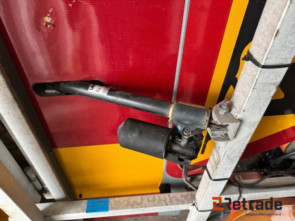 Takskylt med elhydraulisk resning - معدات البناء: صور 3 Takskylt med elhydraulisk resning - معدات البناء: صور 3