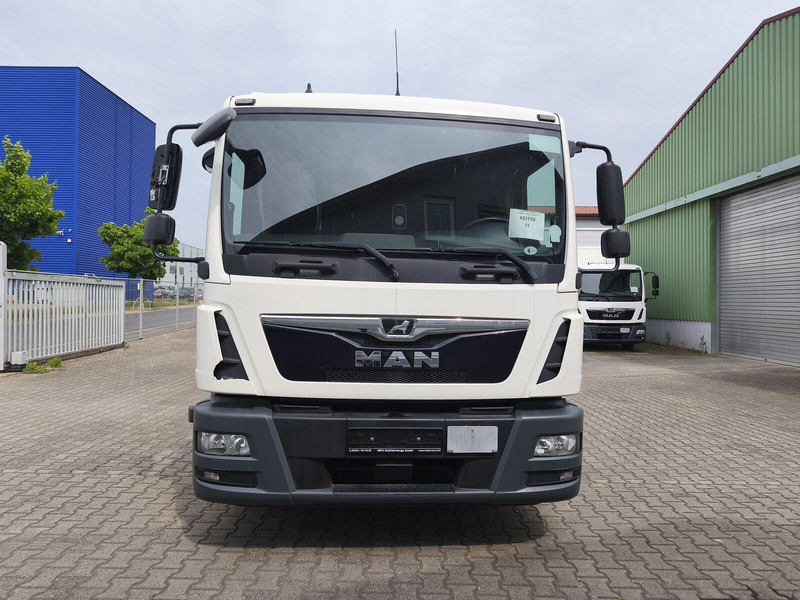 MAN TGL 8.190 Koffer gFH AHK LBW Euro 6 4x2 (11) TÜV NEU - بصندوق مغلق شاحنة: صور 3 MAN TGL 8.190 Koffer gFH AHK LBW Euro 6 4x2 (11) TÜV NEU - بصندوق مغلق شاحنة: صور 3