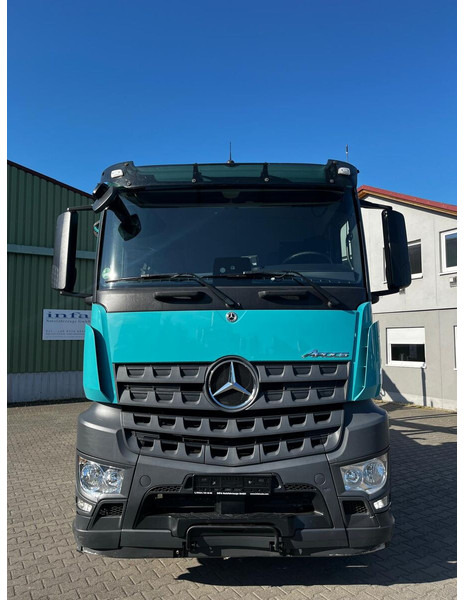 Mercedes-Benz Arocs 2653 - شاحنة قطع الأشجار: صور 2 Mercedes-Benz Arocs 2653 - شاحنة قطع الأشجار: صور 2