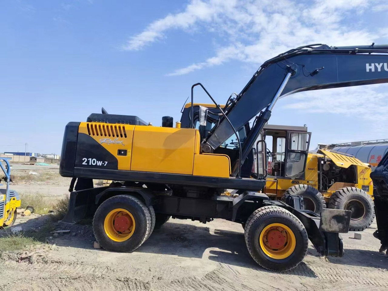 Hyundai R210-7 - حفارة على عجلات: صور 1 Hyundai R210-7 - حفارة على عجلات: صور 1
