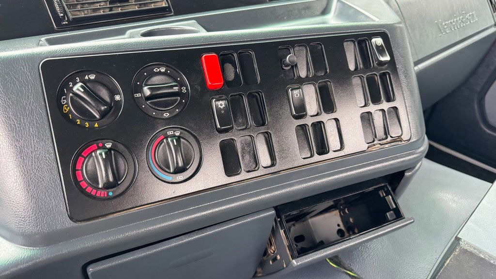 الشاسيه شاحنة Mercedes-Benz Actros 3331 B 6x4 chassis - big axle: صور 29 الشاسيه شاحنة Mercedes-Benz Actros 3331 B 6x4 chassis - big axle: صور 29