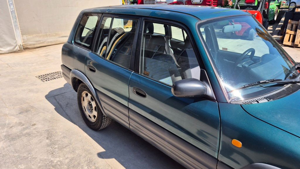 Toyota RAV4 2.0 - Petrol - Automatic - AC - سيارة دفع رباعي: صور 5 Toyota RAV4 2.0 - Petrol - Automatic - AC - سيارة دفع رباعي: صور 5