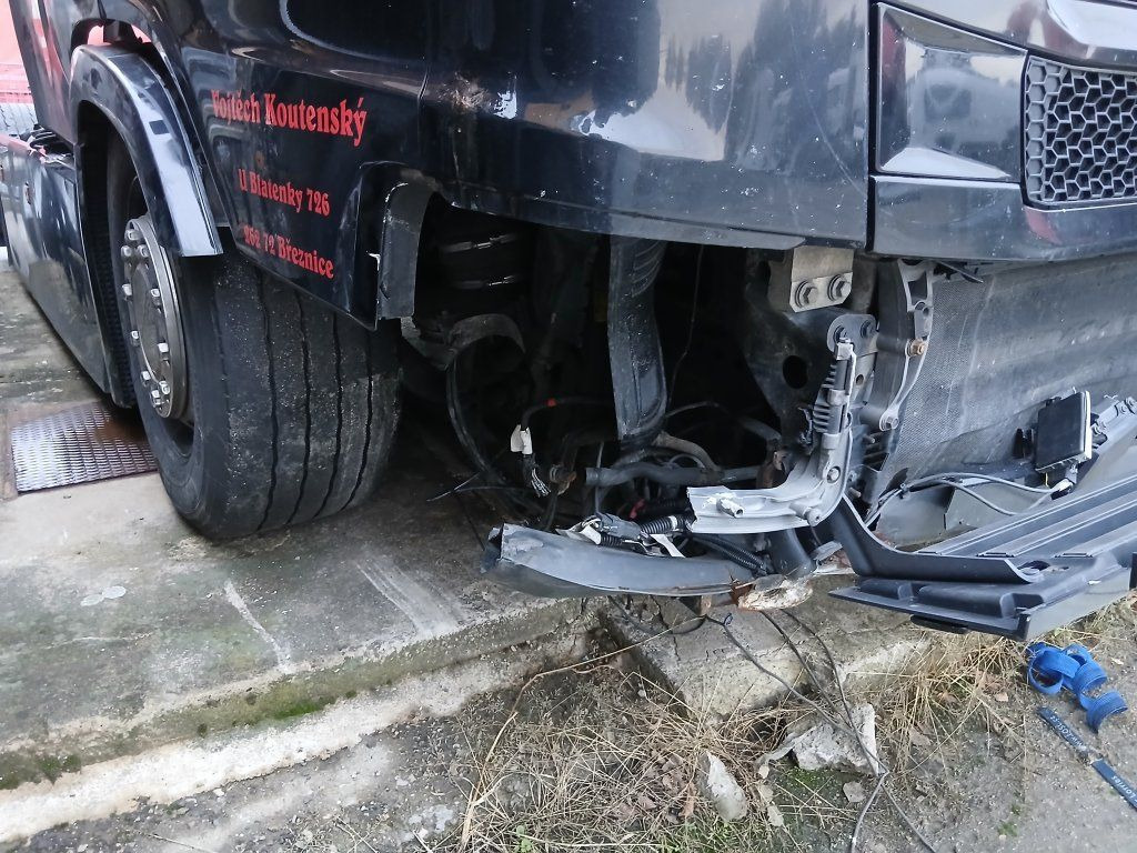 Scania R450 MEGA/lowdeck Unfall / damage - شاحنة جرار: صور 4 Scania R450 MEGA/lowdeck Unfall / damage - شاحنة جرار: صور 4