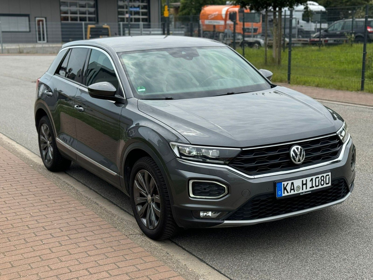 Volkswagen T-Roc Sport - سيارة دفع رباعي: صور 1 Volkswagen T-Roc Sport - سيارة دفع رباعي: صور 1