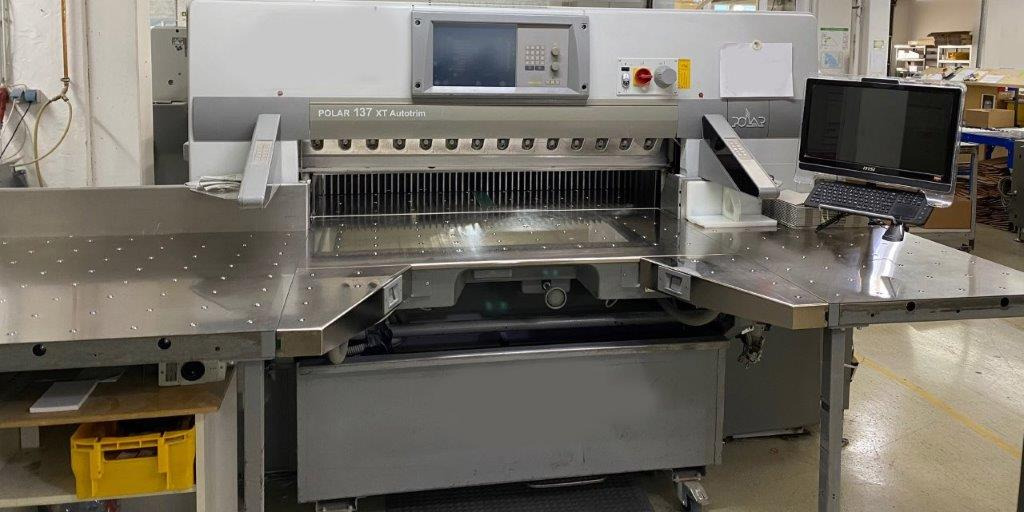 Large sized cutting system Polar 137 XT-AT with stacking lifter, automatic vibrator, scale and optional unloader - آلة قطع الورق: صور 2 Large sized cutting system Polar 137 XT-AT with stacking lifter, automatic vibrator, scale and optional unloader - آلة قطع الورق: صور 2