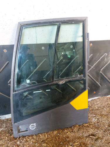 Excavator Door - باب و قطع الغيار - حفارة: صور 1 Excavator Door - باب و قطع الغيار - حفارة: صور 1