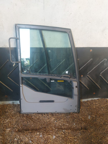 Excavator Door - باب و قطع الغيار - حفارة: صور 2 Excavator Door - باب و قطع الغيار - حفارة: صور 2