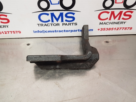 Case 5140, 5120, 5130, 5150, Hood Bracket T104559 - هيكل السيارة الخارجية: صور 1 Case 5140, 5120, 5130, 5150, Hood Bracket T104559 - هيكل السيارة الخارجية: صور 1