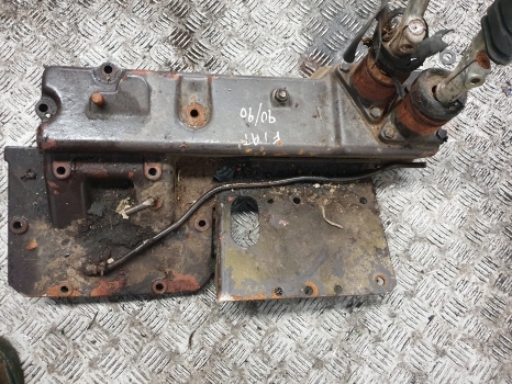Fiat 90-90, 100-90, 110-90 Transmission Control Cover 5129987, 5130986, 5132247 - عتلة تبديل السرعة - جرار: صور 4 Fiat 90-90, 100-90, 110-90 Transmission Control Cover 5129987, 5130986, 5132247 - عتلة تبديل السرعة - جرار: صور 4