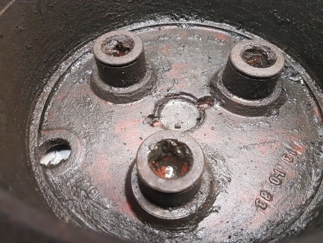 Ford Front Axle Hub Plate Hat 4472451020 - محاور - جرار: صور 2 Ford Front Axle Hub Plate Hat 4472451020 - محاور - جرار: صور 2