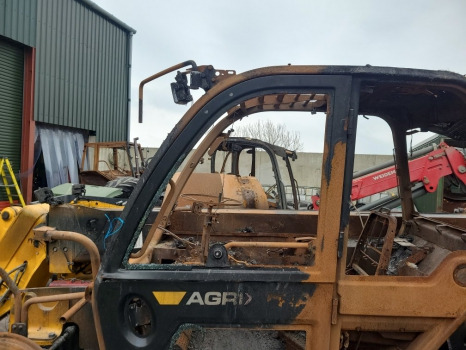 Jcb 542-70 Ag Cab Door Frame Upper 402/s2934 - باب و قطع الغيار: صور 1 Jcb 542-70 Ag Cab Door Frame Upper 402/s2934 - باب و قطع الغيار: صور 1