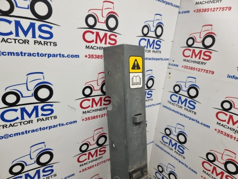 New Holland Tm Series Tm150, Tm130, Tm140, Tm155 Cab Interior Panel Rhs 82017218 - الكابينة والداخلية: صور 3 New Holland Tm Series Tm150, Tm130, Tm140, Tm155 Cab Interior Panel Rhs 82017218 - الكابينة والداخلية: صور 3